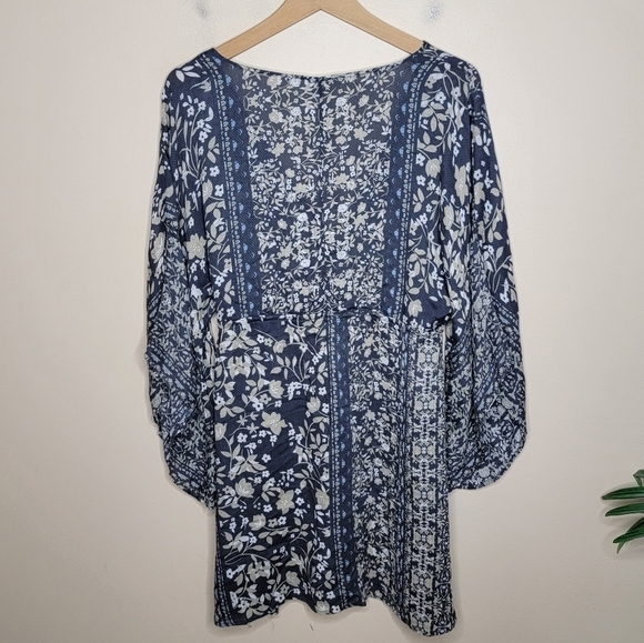 Lovestitch | Gray Floral V-neck 3/4 Sleeve Relaxed Tie Front Tunic Size Small - Picture 7 of 8